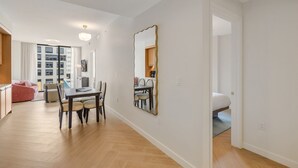 Un apartamento moderno con comedor, cocina, sala de estar y dormitorio.