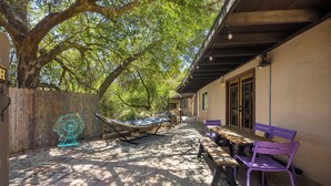 Outdoor dining - Old West Cottage in the Canyon, Billiards, Firepit (CANOGA PARK)
