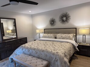 4 bedrooms, iron/ironing board, travel cot, free WiFi - Serenity Lake House . Private Lakefront Escape (Trail Creek)