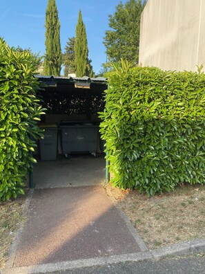 A pathway leading to a covered area with green hedges on either side. - Chambord 9ET1 (Louvres)