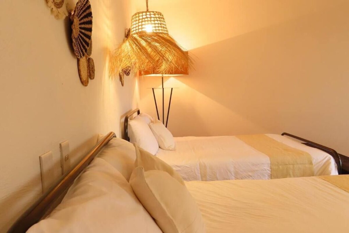 Phòng Deluxe, nhiều giường | Két bảo mật tại phòng, màn/rèm cản sáng 