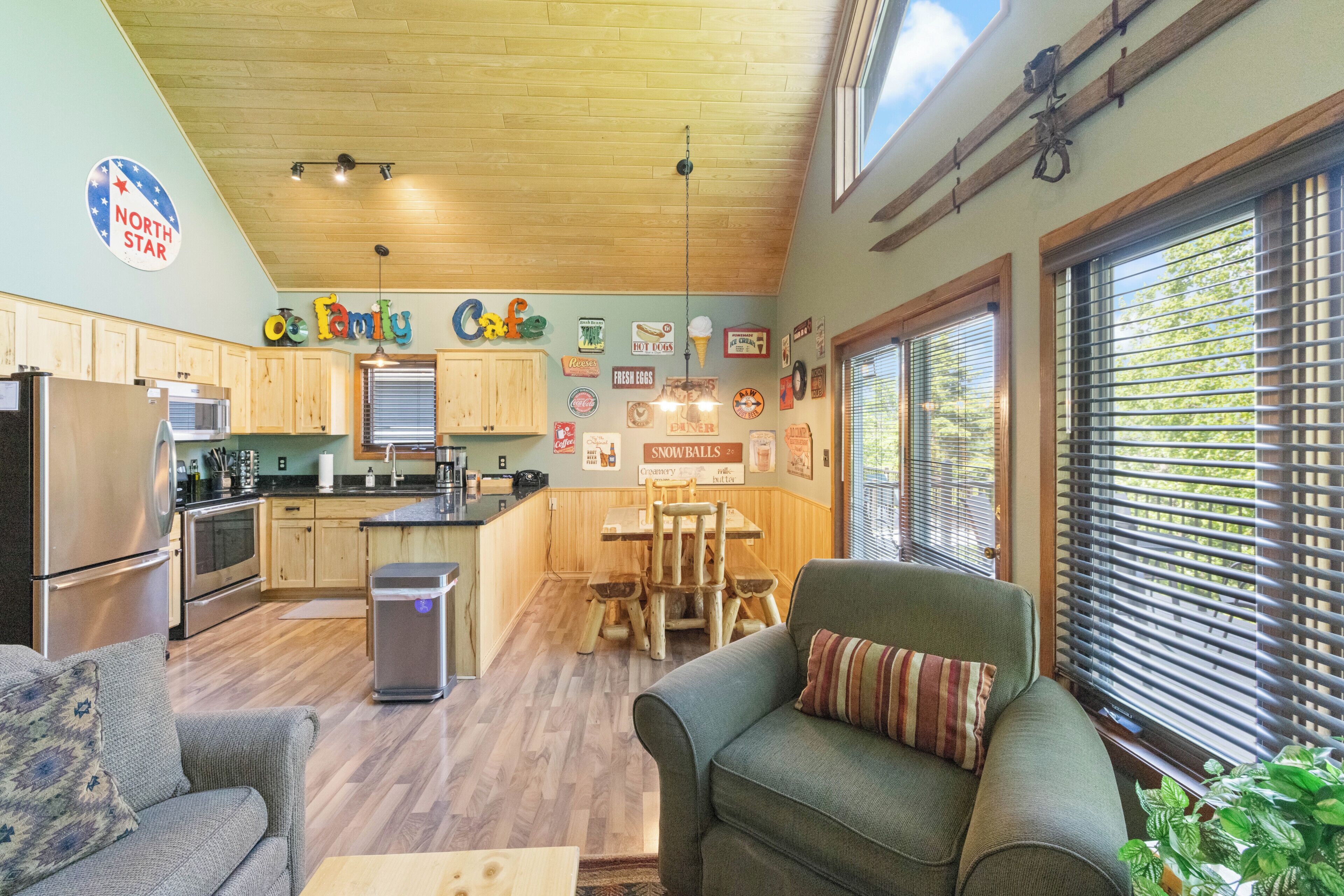Un ambiente acogedor con cocina, comedor y zona de estar.