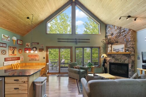 Well appointed lakefront Villa with gameroom at Giants Ridge
