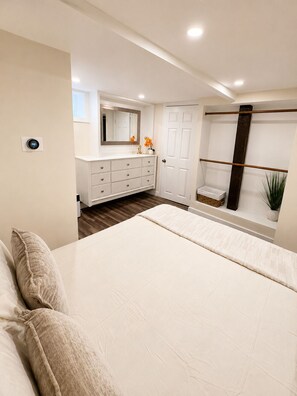 Tabla de planchar con plancha, wifi y ropa de cama 