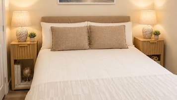 Tabla de planchar con plancha, wifi y ropa de cama
