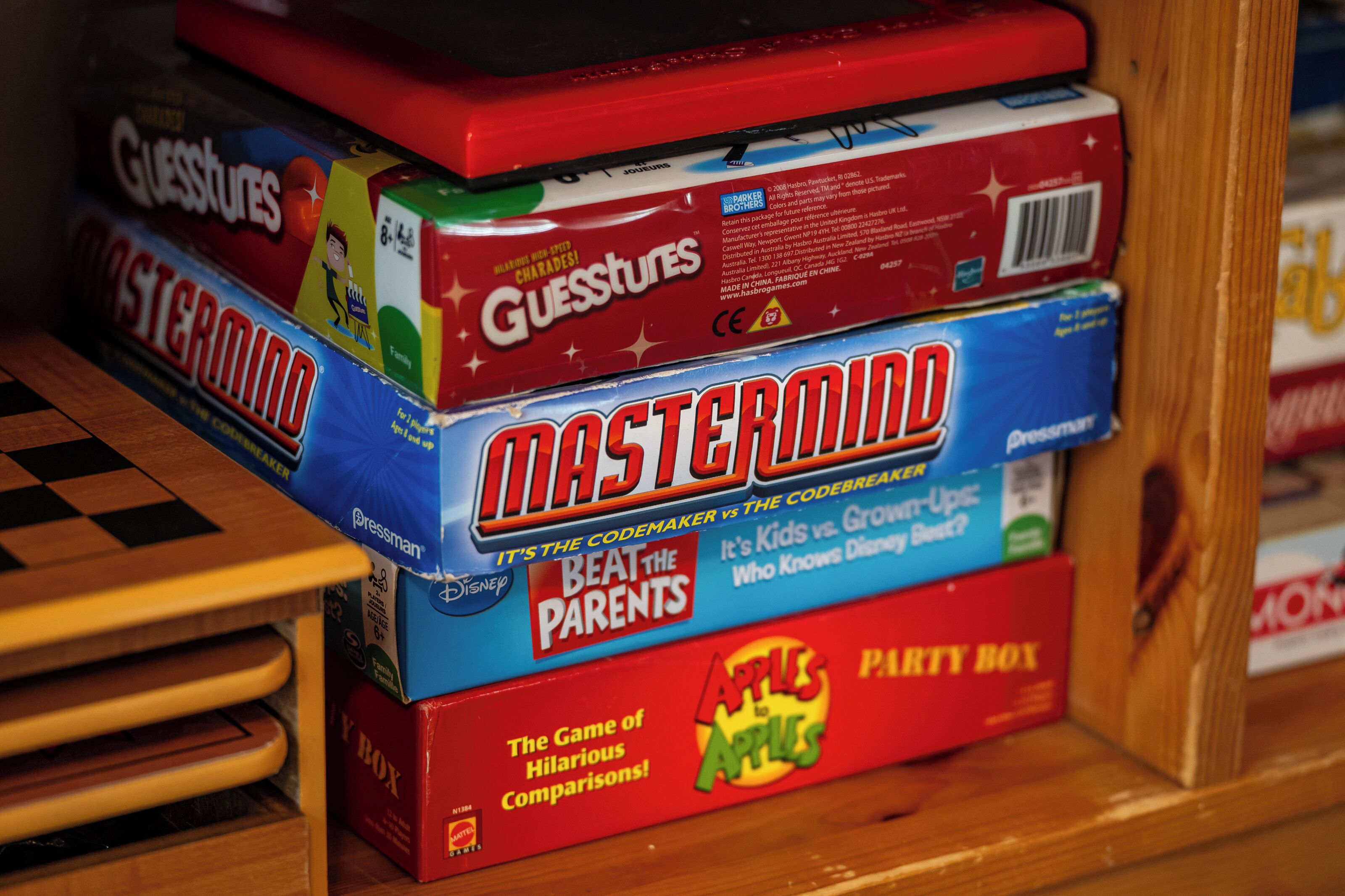 Un grapat de jocs de taula, com ara Mastermind, Adivina Qui i Apples to Apples.