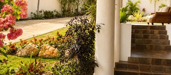 Luxury 5-bed, 5-bath with AC, pool, beach, hot tub, butler, chef, golf, sea view