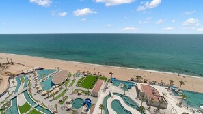 Ein Resort mit mehreren Pools, einem Strand und freiem Blick auf den Ozean.