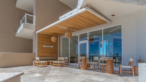Uma área de estar externa com móveis de madeira e design moderno.