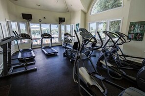 Ein Fitnessraum mit Laufbändern, einem Ergometer und einem Kraftgerät.