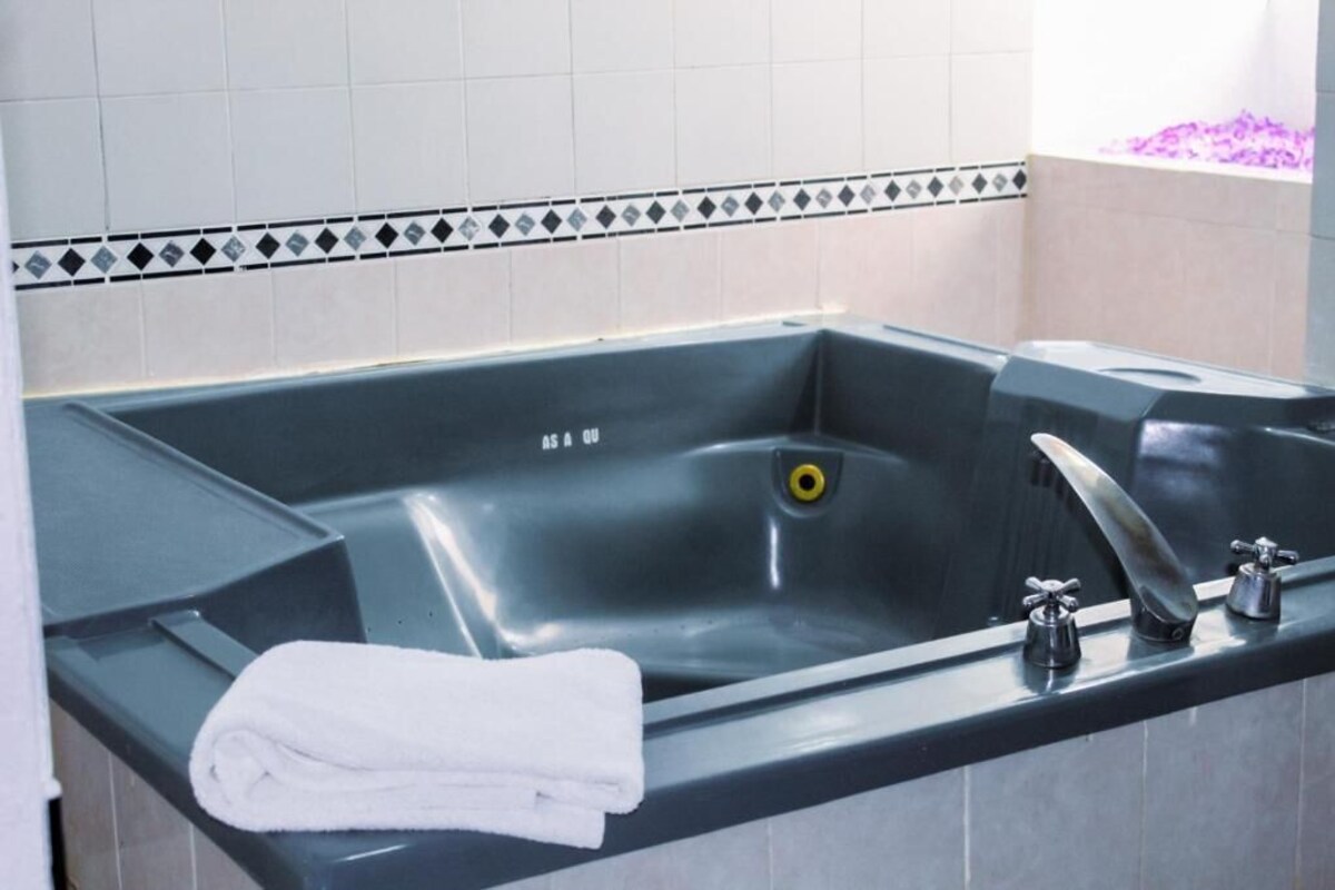 Suite Junior | Bagno | Doccia, set di cortesia gratuito, asciugacapelli, asciugamani