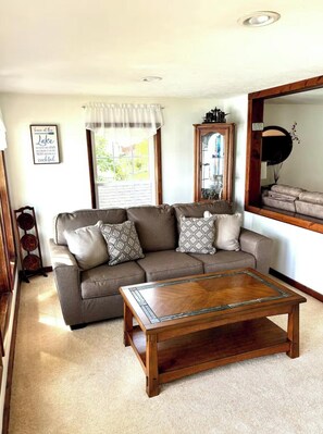 Living area - Beautiful Lakefront Property (Alpine)
