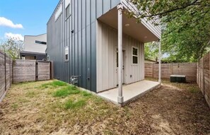 Ein modernes, zweistöckiges Gebäude mit überdachter Terrasse.