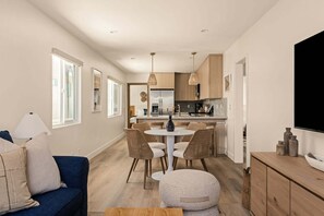 Un interior moderno con comedor, cocina y zona de estar.