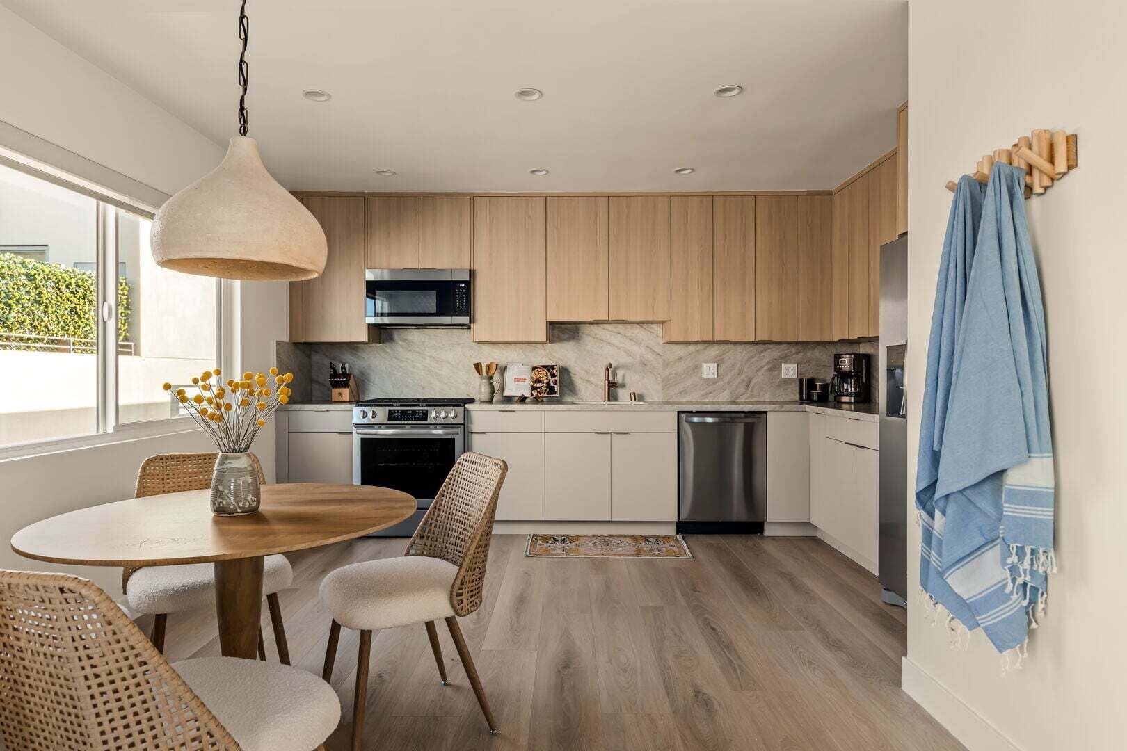 Wasserkocher mit Kaffee-/Teezubehör, Kühlschrank, Mikrowelle, Ofen