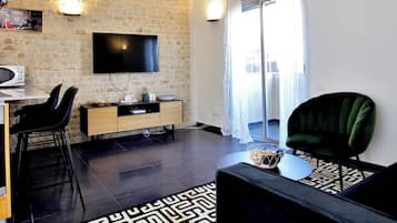 Deluxe Apartment, City View | Living area