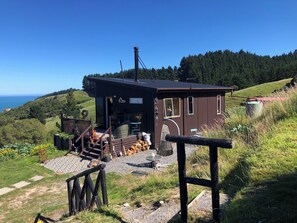 Exterior - Bang for your buck, Sanctuary, Sea & Starry nights, 5 minutes from Gore Bay! (Domett)