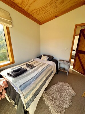 2 bedrooms, free WiFi, bed sheets - Bang for your buck, Sanctuary, Sea & Starry nights, 5 minutes from Gore Bay! (Domett)