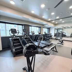 Ein Fitnessraum mit mehreren Laufbändern, Ergometer und Krafttrainingsgeräten.