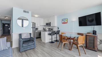 Um apartamento moderno com cozinha, sala de jantar e sala de estar.