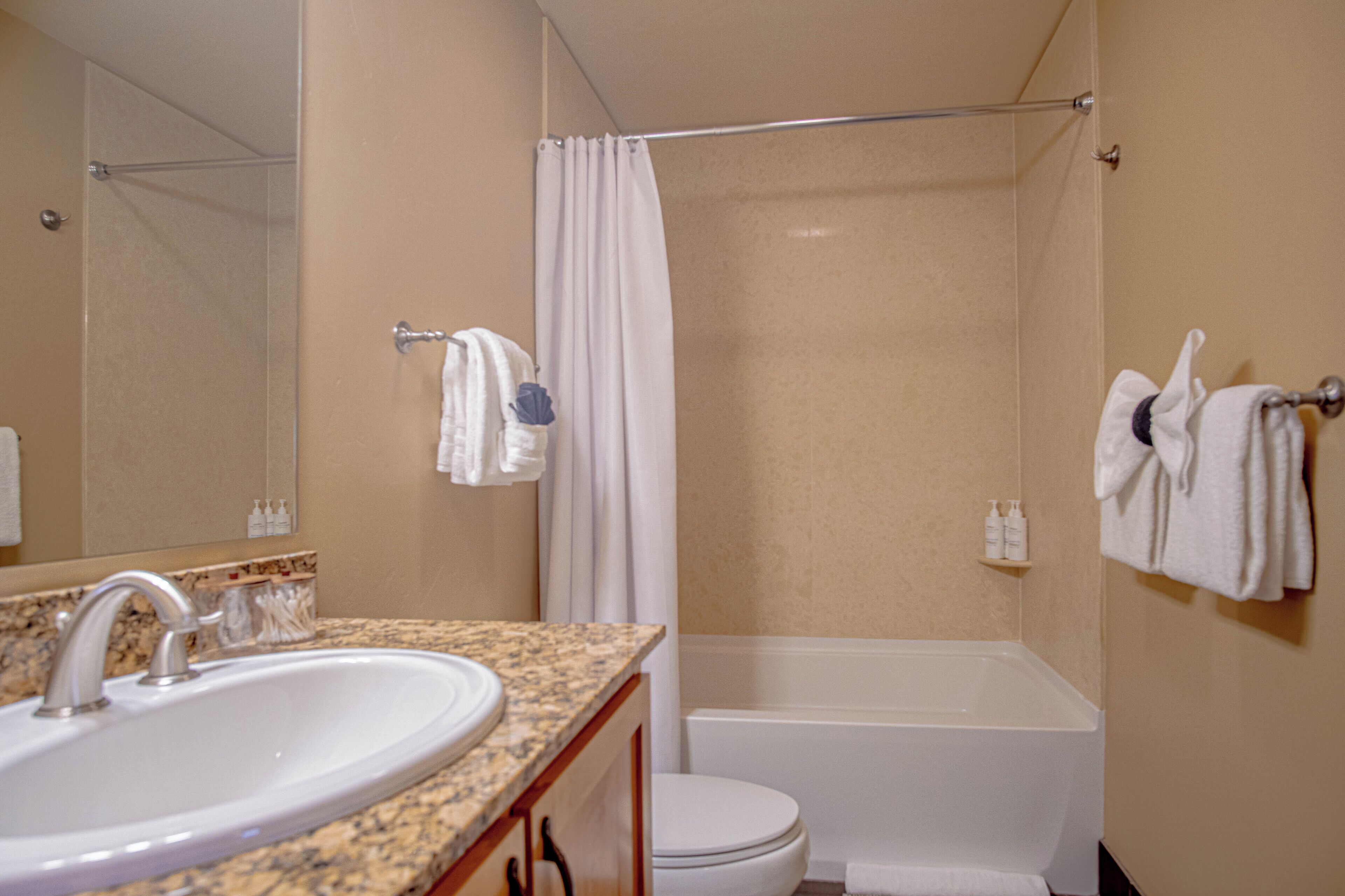 Une salle de bain avec un lavabo, des toilettes et une baignoire.