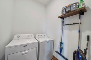 Ein Waschraum mit zwei Maytag Waschmaschinen und einer blauen Wischmaschine.