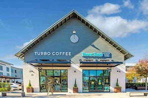 Ein Gebäude mit den Schildern 'TURBO COFFEE' und 'Peccini's ICE CREAM CANDY KITCHEN'.