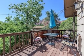 Outdoor dining - Red Rock Views & Sunset Decks & Walk to Trail in West Sedona (Sedona)