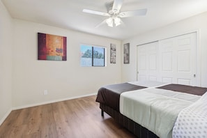 Desk, iron/ironing board, free WiFi, bed sheets - Red Rock Views & Sunset Decks & Walk to Trail in West Sedona (Sedona)
