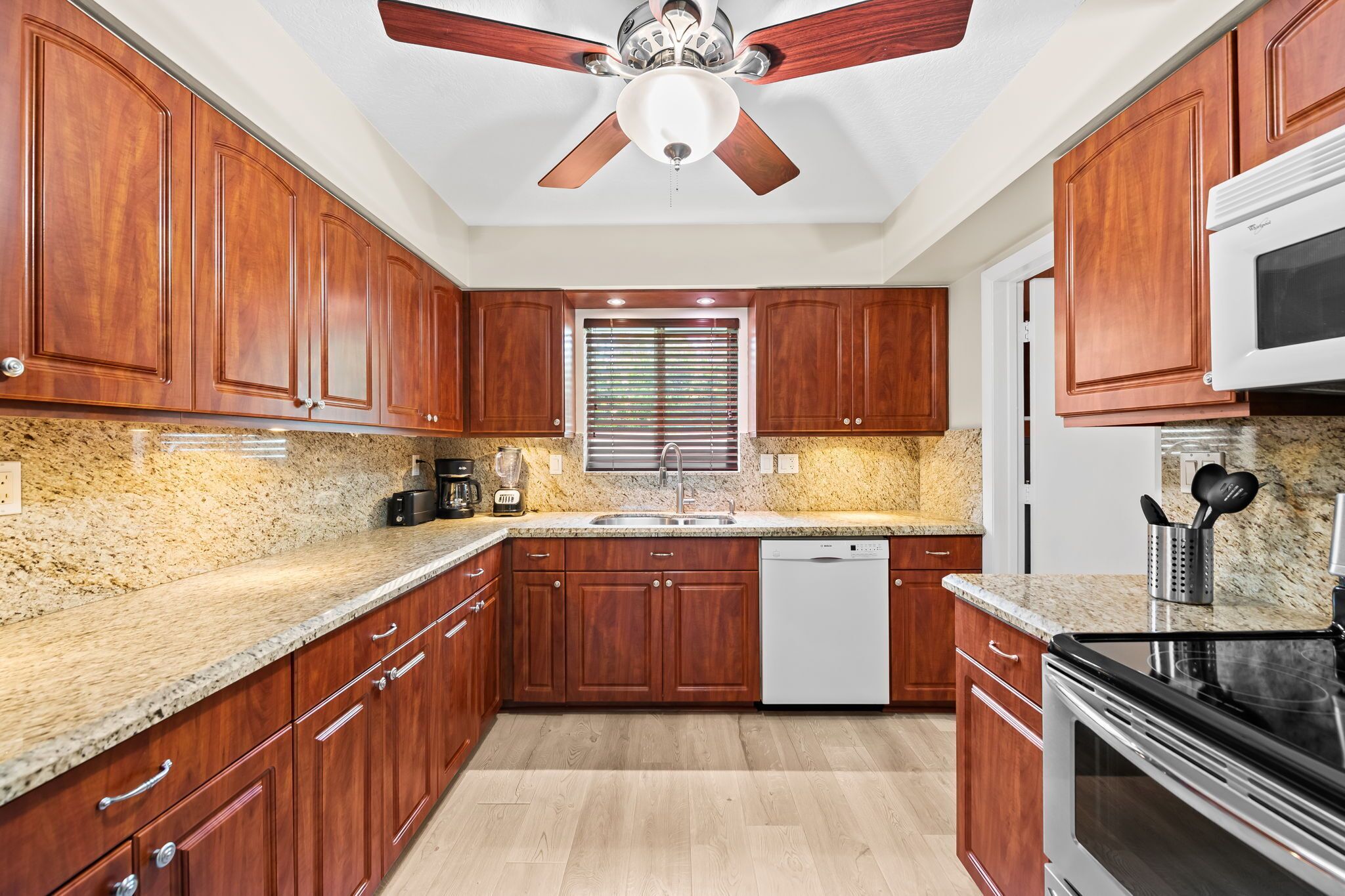 Coffee/tea maker, fridge, microwave, oven