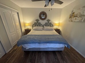 2 bedrooms, desk, iron/ironing board, WiFi - 2 Bedroom Titusville townhome - your Space Coast Home Base for 30+ Day Stays (Titusville)