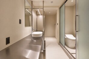 Eenvoudige tweepersoonskamer | Badkamer | Een bad/douchecombinatie, gratis toiletartikelen, een haardroger