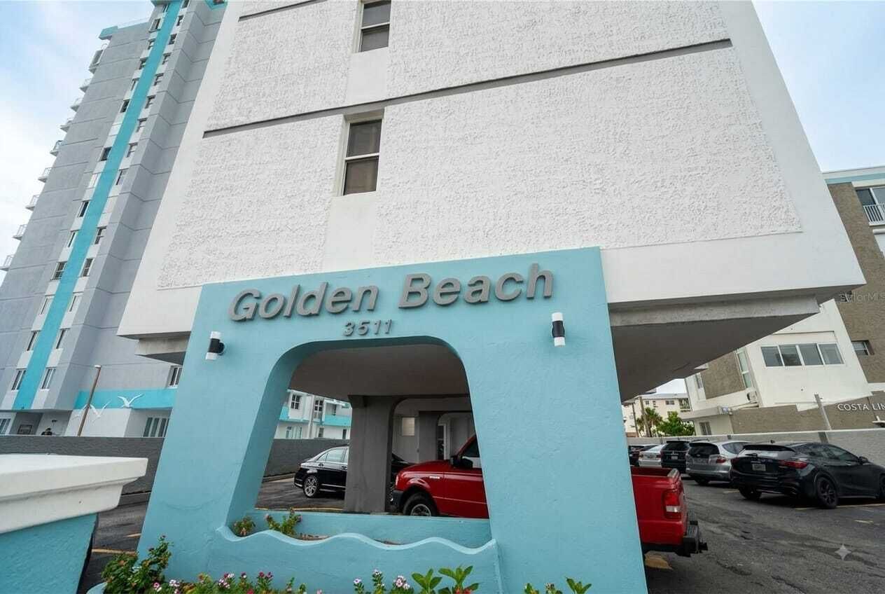 Ein Gebäude mit einem Schild, auf dem 'Golden Beach' und die Nummer '3511' stehen.