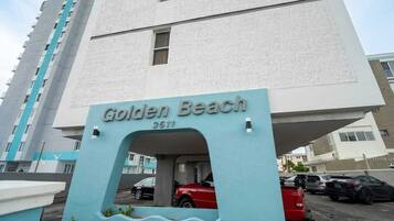 Ein Gebäude mit einem Schild, auf dem 'Golden Beach' und die Nummer '3511' stehen.