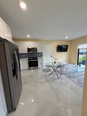 Private kitchen - Grandville Getaway apartment (Homestead)