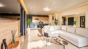 Uma sala de estar moderna com um sofá, mesa de centro e um espaço de jantar.