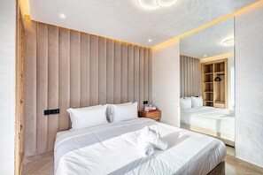 A modern bedroom with a large bed, a wooden headboard, a bedside table with a lamp, and a full-length mirror. - 1-bedroom apartment in tranquil Marrakech with AC (Marrakech)
