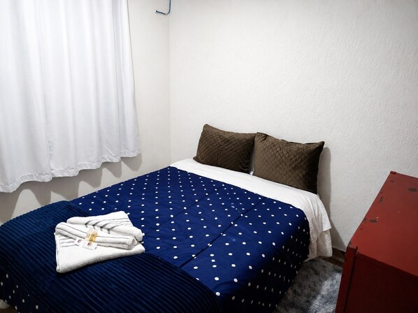 Planxa i posts de planxar, wifi i roba de llit