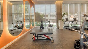 A gym with exercise equipment, large windows, and a modern design. - Providencia Deluxe Studio in Brand-New Building (Guadalajara)