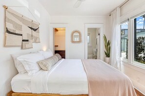 Bright bedroom with queen sized bed - Sunlit Venice Escape — Walk to Beach in Seconds (Los Angeles)