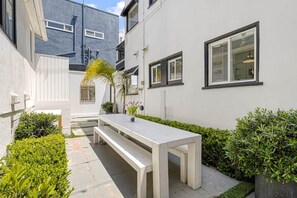 Serene courtyard less than a minute from the boardwalk... - Sunlit Venice Escape — Walk to Beach in Seconds (Los Angeles)