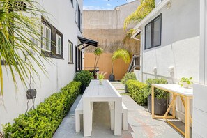 Outdoor dining - Sunlit Venice Escape — Walk to Beach in Seconds (Los Angeles)