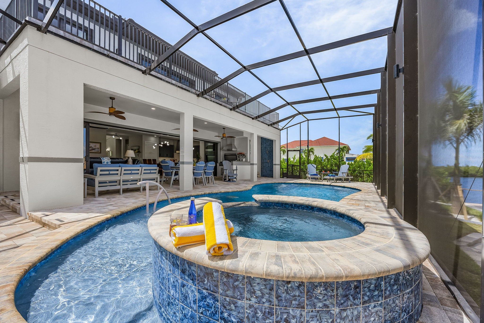 Ein Hallenbad mit Whirlpool, Liegestühlen und einer Bar.