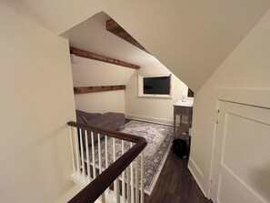 Living area - Cute 3-bedroom country cottage in peaceful Pine Valley (Columbus)
