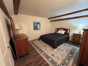 Room - Cute 3-bedroom country cottage in peaceful Pine Valley (Columbus)