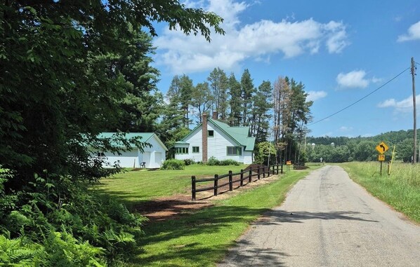 Property grounds - Cute 3-bedroom country cottage in peaceful Pine Valley (Columbus)