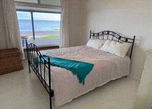 Room - Haven at Hardwicke | Absolute Beachside Escape with Stunning Bay Views | Pet Friendly (Hardwicke Bay)