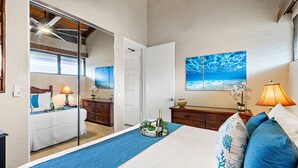 Een hotelkamer met een bed, een dressoir, een spiegel, een raam en een schilderij.