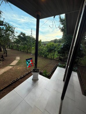 Ein modernes Zimmer mit einem großen Fenster und Blick auf einen Garten.