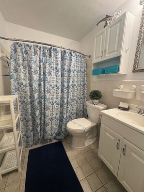 Bathroom - Cozy 2-Bedroom Apartment includes Bicycles, Kayaks, Walk to Beach & Restaurant's (Key Largo)
